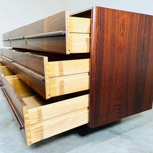 Mid-Century Brazilian Rosewood Triple Dresser After Arne Vodder Bild 3