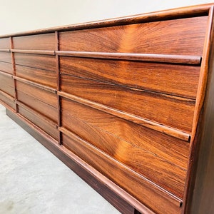 Mid-Century Brazilian Rosewood Triple Dresser After Arne Vodder Bild 4