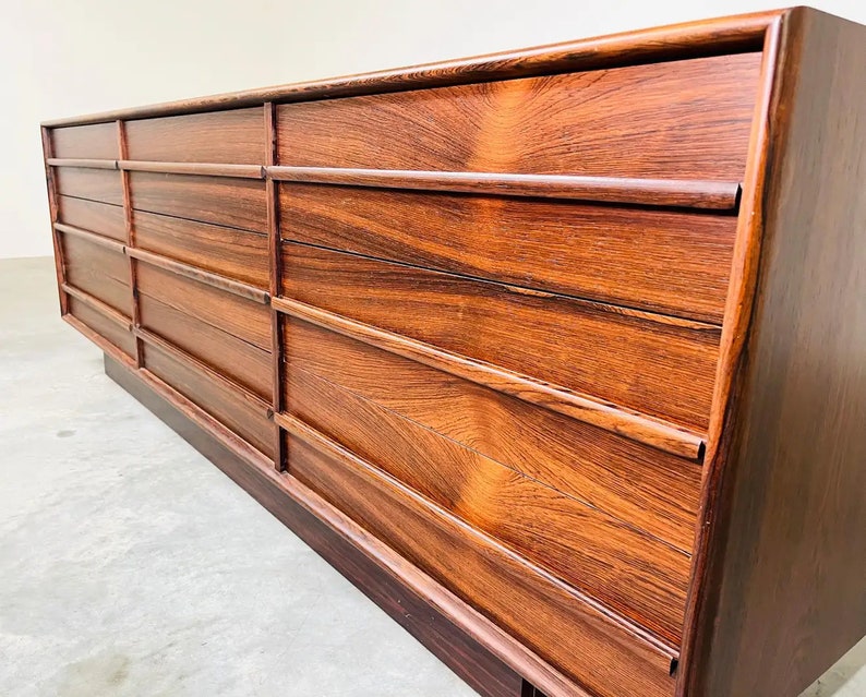 Mid-Century Brazilian Rosewood Triple Dresser After Arne Vodder Bild 4