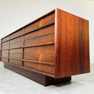 Mid-Century Brazilian Rosewood Triple Dresser After Arne Vodder Bild 9