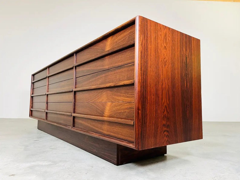 Mid-Century Brazilian Rosewood Triple Dresser After Arne Vodder Bild 9
