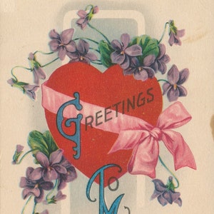 Valentine: Antike Greetings To My Valentine Postkarte Mit Einem Dunkelroten Herz Umgeben Von Lila Stiefmütterchen und einer Rosa Schleife.