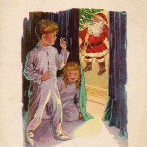 Ancienne carte postale du Père Noël Père Noël avec petits enfants jetant un coup d'oeil au Père Noël laissant des jouets de Noël. Cette carte postale du Père Noël date de 1912 environ.