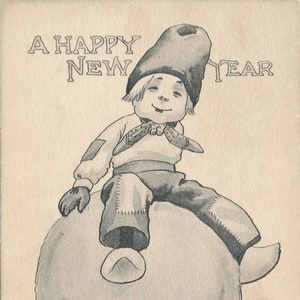 Neues Jahr: Antike glückliches neues Jahr Postkarte mit glücklichem kleinem Jungen Atop ein riesiger Schneeball Um 1900.