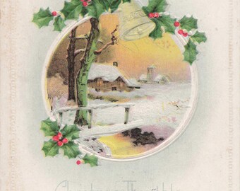 Carte postale ancienne de Noël 1911 – "Pensées de Noël" – Scène hivernale en relief avec houx et cloche dorée