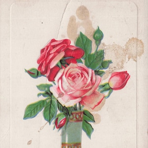 Freundliche Grüße: Alle freundlichen Gedanken – Antike Postkarte mit rosa und roten Rosen in Vase – Geprägtes Blumenmuster – Serie 47 D von J.E.P.