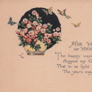 Geburtstag: Antike Geburtstagspostkarte mit Schmetterlingen & Blumenvase – “The Happy Ways of Butterflies” – Litho in USA