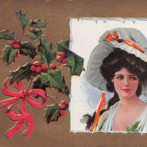 "Weihnachten: ""Vintage Weihnachtspostkarte - Anfang 1900s" - ""Ein frohes Weihnachten"" mit Dame in viktorianischer Kleidung und Holly Dekoration."