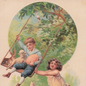 Pasqua: Antica cartolina pasquale in rilievo / Bambini, agnelli e uovo di Pasqua su un'altalena / Primi anni del 1900