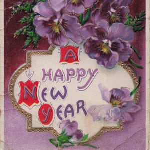 Ano Novo: Cartão postal antigo "Feliz Ano Novo" com violetas e detalhes dourados – Saudações florais dos anos 1910!