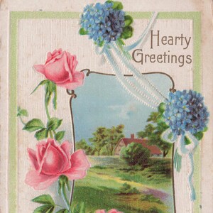 Meilleurs voeux : carte postale ancienne « Salutations chaleureuses » – roses roses, hortensias bleus et maison de campagne | Carte postale florale en relief du début des années 1900