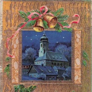 Postal antigua de Navidad con detalles dorados, campanas y una iglesia nevada – "A Merry Christmas"