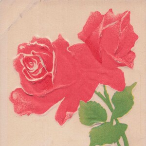 Liebe Grüße: Zierliche antike Rosen Postkarte – Rote Rosen auf Geprägter, cremefarbener Leinwand