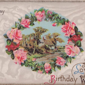 Compleanno: Affascinante cartolina di compleanno antica – “Con affettuosi auguri di buon compleanno” – Cottage di campagna e ghirlanda di rose rosa – Inizio del 1900