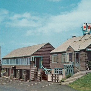Oregon: Alte Ansichtskarte des Coast Cottage in Newport, Oregon. Diese Oregon Coast Postkarte ist circa 1970.