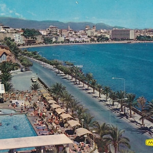 Welt: Vintage Mallorca Postkarte - 1960s Spanische Strandpiste - Sammlerstück Reise Ephemera