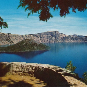 Oregon: Cartão-postal antigo da Ilha Wizard visto do mirante acima do Lago Crater, no pitoresco Oregon. Este cartão-postal do Oregon é da década de 1950.