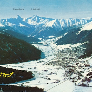 Monde : carte postale vintage de Davos, Suisse - Vue aérienne des montagnes et de la vallée enneigées - Objet de collection Mid-Century