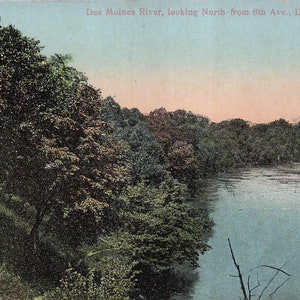 Iowa: Cartão postal vintage do Rio Des Moines visto do norte da 6ª Avenida Des Moines, Iowa