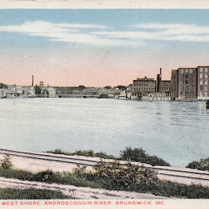 Maine: Antica cartolina di Brunswick, Maine - "Mulini da West Shore, fiume Androscoggin" - Scena d'epoca del 1910