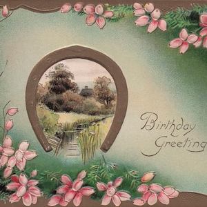 Carte Postale Ancienne 1907 "Salutations d'Anniversaire" avec Fer à Cheval et Fleurs Roses - Carte de Vœux Vintage Allemande en Relief