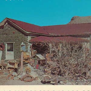 Nevada: Vintage Postkarte vom historischen Rhyolite Flaschenhaus in der Nähe des Death Valley in Nevada um 1960.