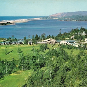 Oregón: Postal antigua del Salishan Lodge en la famosa costa de Oregón. Esta postal antigua de la costa de Oregón data de alrededor de la década de 1970.