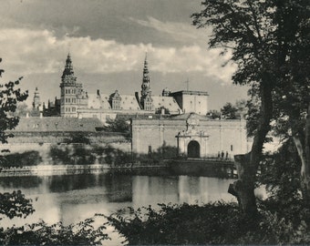 World: Vintage Kronborg Castle Postcard - Collectible 1940s Black and White European Castle Postcard, Ideal for Collectors