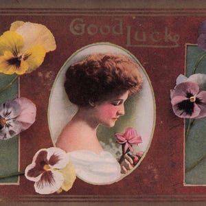 Carte Postale Ancienne 1910 – "Good Luck" – Élégante Femme Édouardienne & Pensées