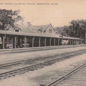 Maine: Antica cartolina di Brunswick, Maine - Stazione ferroviaria centrale del Maine - Scena monocromatica d'epoca