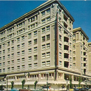 Oregón: Postal antigua del Hotel Multnomah en Portland, Oregón. Esta postal de Portland, Oregón, data de alrededor de 1961.