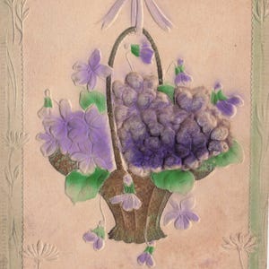 Carte Postale d'Anniversaire Antique de 1910 – Panier de Violettes en Relief avec Nœud – De Elizabeth Robbins à Mme Jennie Hildreth
