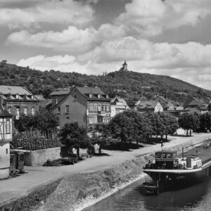 World: Vintage Post Malerische Szene aus Niederlahnstein an Rhein und Lahn