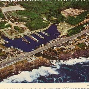 Oregon: Cartão postal vintage da Baía de Depoe visto do alto, na costa do Oregon. Este cartão postal da costa do Oregon é da década de 1970.