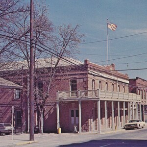 Oregon: cartolina d'epoca dell'edificio originale dell'hotel statunitense nella vecchia città mineraria di Jacksonville, Oregon. Questa cartolina dell'Oregon risale al 1960 circa.