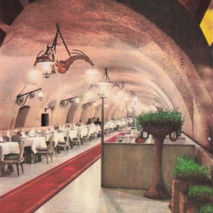 Vintage Postkarte - Interieur des Cerbul Carpatin Restaurants, Brașov, Rumänien - Elegante Speisehalle mit rotem Teppich