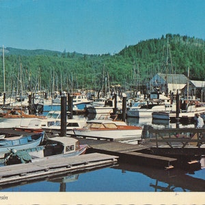 Oregon : carte postale vintage du bassin de bateau Garibaldi à Garibaldi sur la côte de l'Oregon. Cette carte postale de la côte de l'Oregon date d'environ 1975.