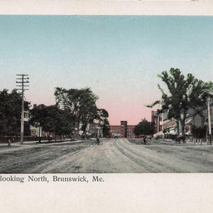 Maine: Antica cartolina di Brunswick, Maine - "Main Street guardando a nord" Scena di strada dei primi anni del 1900 - Inutilizzata