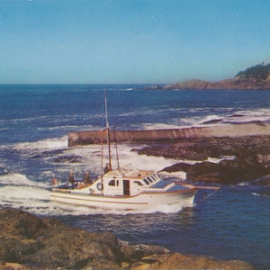 Oregon: vintage ansichtkaart van een vissersboot die terugkeert naar Depoe Bay aan de Oregon Coast Highway. Deze prachtige Oregon-kaart is van omstreeks 1950.
