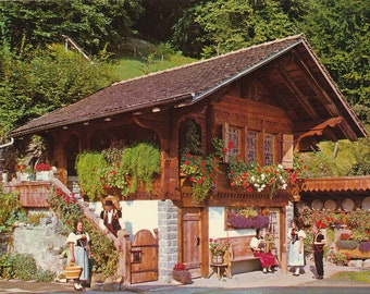 Monde : carte postale de charmant chalet suisse avec groupe folklorique - tenue traditionnelle suisse - Oberland bernois - objet de collection vintage