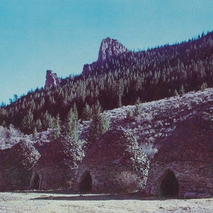 Idaho : carte postale vintage des fours à charbon de bois Bay Horse le long des États-Unis 93 dans l'Idaho. Cette carte postale vintage de l'Idaho date des années 50.