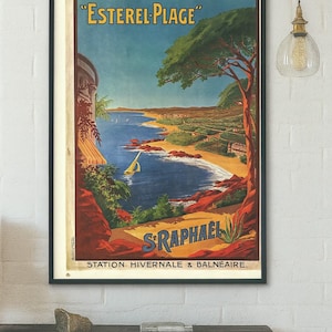 Pôsteres: Pôster de viagem vintage da Riviera Francesa - "Esterel Plage" - St. Raphael Resort - Arte colecionável de meados do século XX