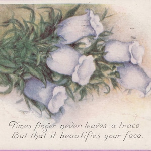 Herzliche Grüße: Antike Geburtstags-Postkarte von 1923 – Romantische Glockenblumen & Poetischer Vers – “Time’s Finger Never Leaves a Spuren…”
