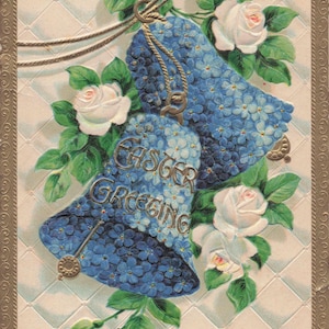 Antike Ostergrußkarte - Blaue Blumen-Glocken mit weißen Rosen, geprägtes Design, Stempel von 1913, Sammlerkarte