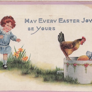 Pasqua: cartolina vintage di gioia pasquale - adorabile scena di bambino e gallina, da collezione dei primi anni del 1900