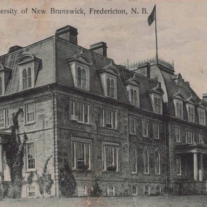 Monde : ancienne carte postale de 1908 de l'Université du Nouveau-Brunswick – Fredericton, N.-B. - Objet historique d'architecture canadienne