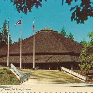 Oregon : ancienne carte postale du centre de foresterie de l'ouest de Portland. Cette carte postale de Portland, Oregon, date d'environ 1970.