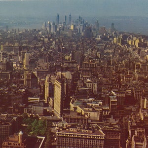 New York: cartolina d'epoca di Lower Manhattan vista a sud dall'Empire State Building. Questa cartolina di New York risale al 1950 circa.