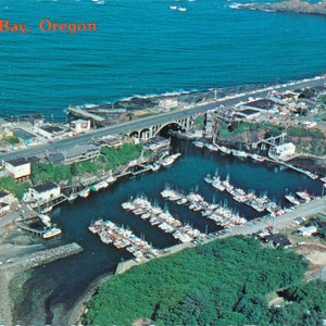Oregon : carte postale vintage de Depoe Bay sur la côte de l'Oregon. Cette belle carte postale de la côte de l'Oregon date d'environ 1960.