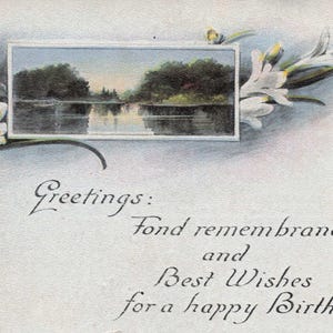 Geburtstag: Antike Geburtstagspostkarte mit Lilien und Seelandschaft – “Fond Remembrance” – Geprägte Grußkarte